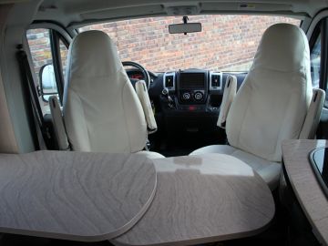 Bürstner BUT569 Nexxo T569 | Vast Bed | Kleine Camper| Elektrische Trap| Douche|